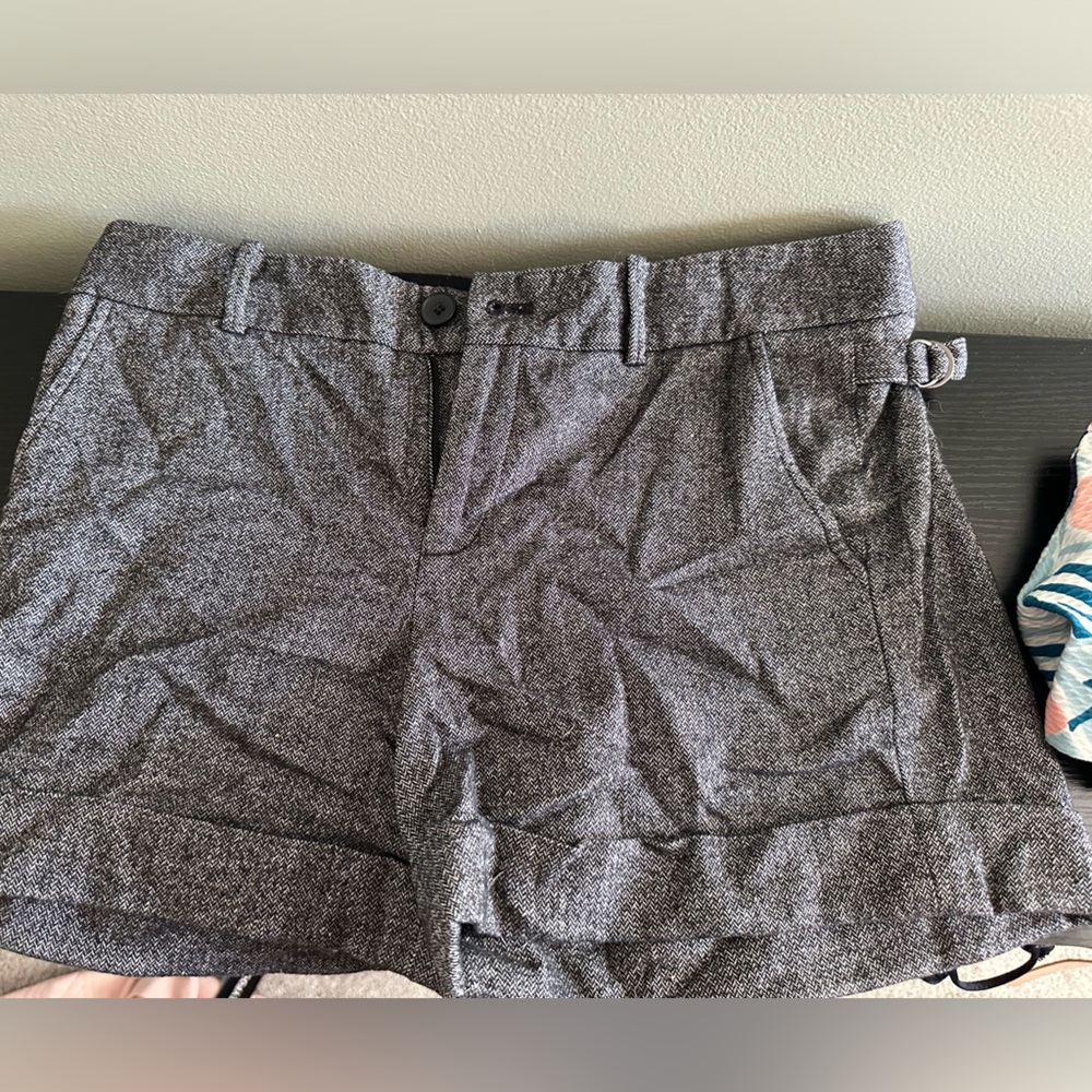 Club Monaco gray khaki shorts, mid rise